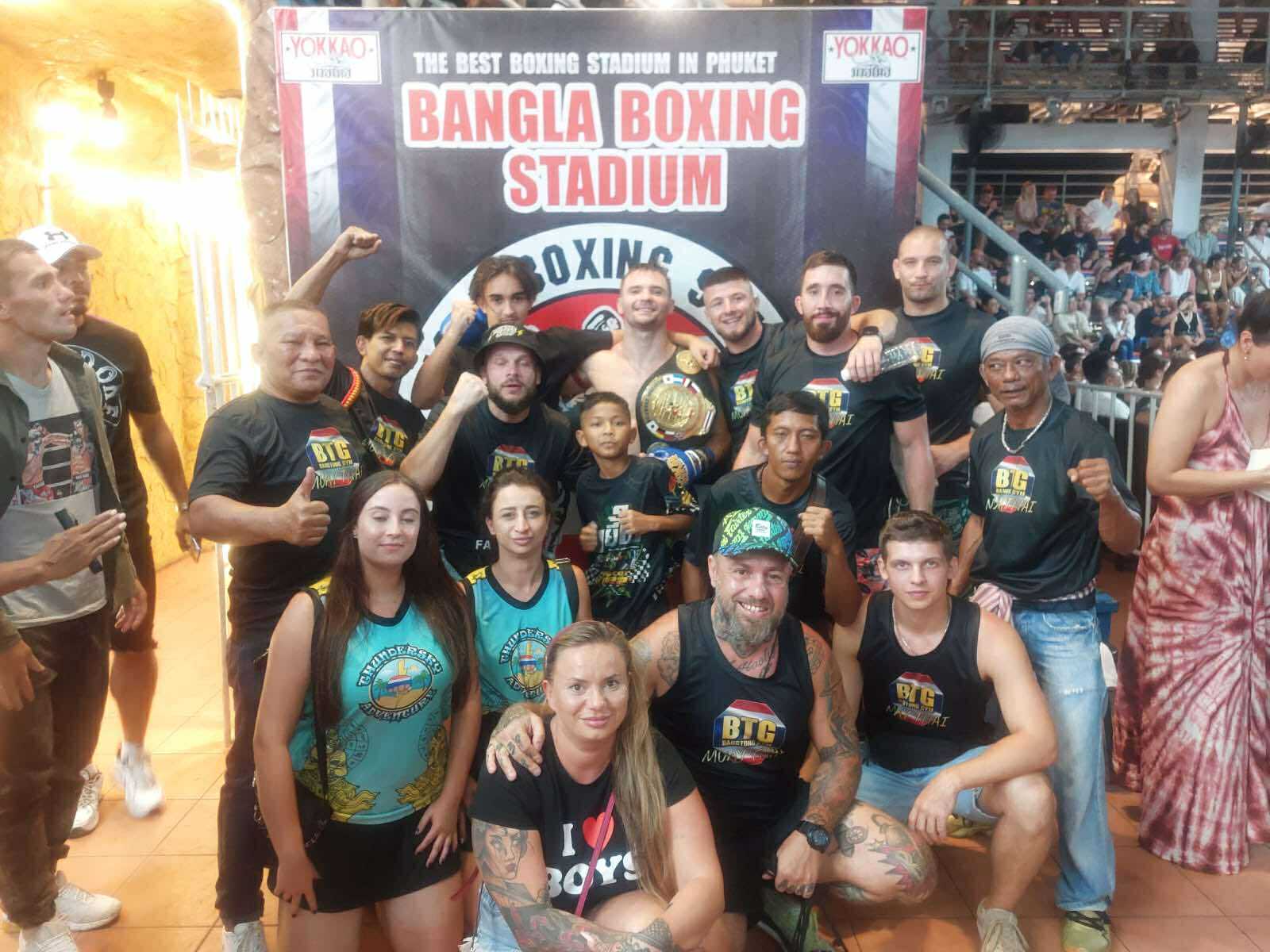 Walka o pas na Bangla Boxing Stadium w Tajlandii – uczestnik obozu sportowego za granicą Thundersky wraz z trenerami z Bangtong Gym i ekipą wspierającą.