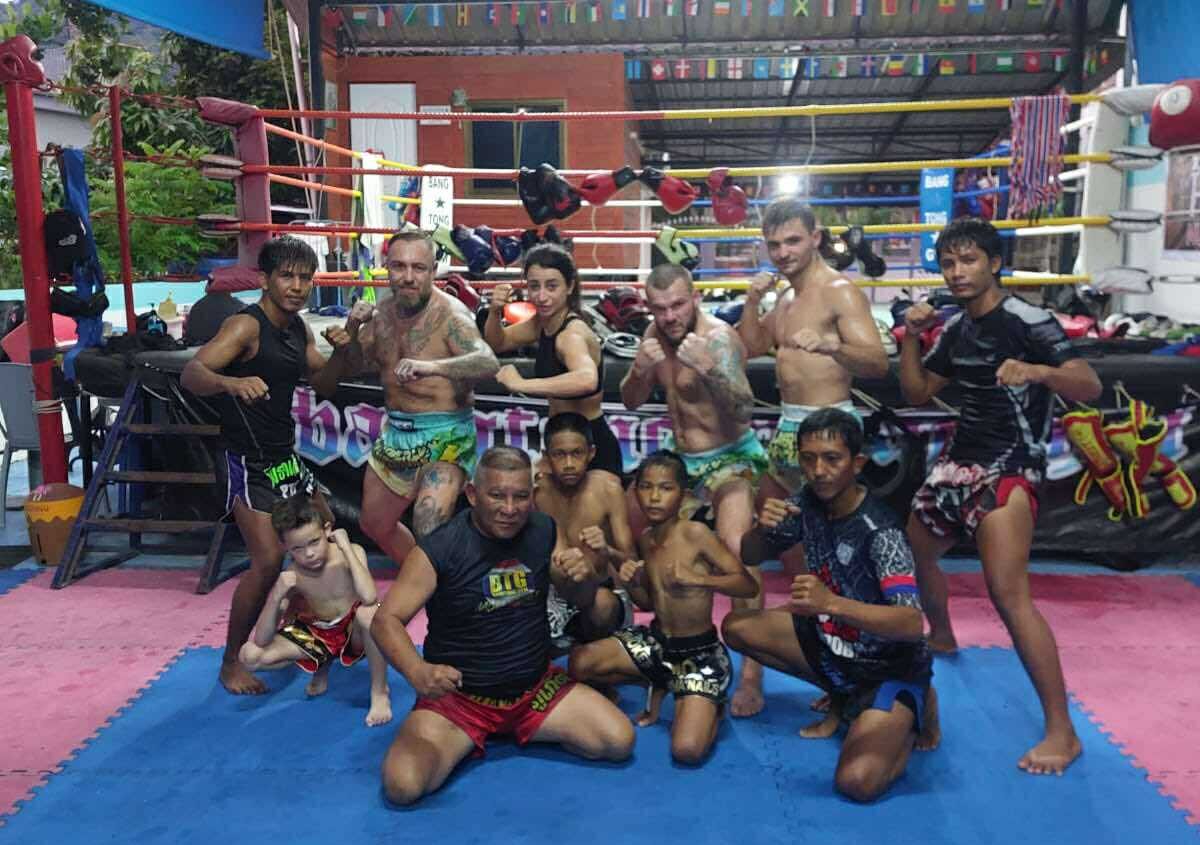 Trening uczestników obozu sportowego za granicą w lokalnym Bangtao Gym na Phuket, Tajlandia – Muay Thai z tajskimi trenerami.