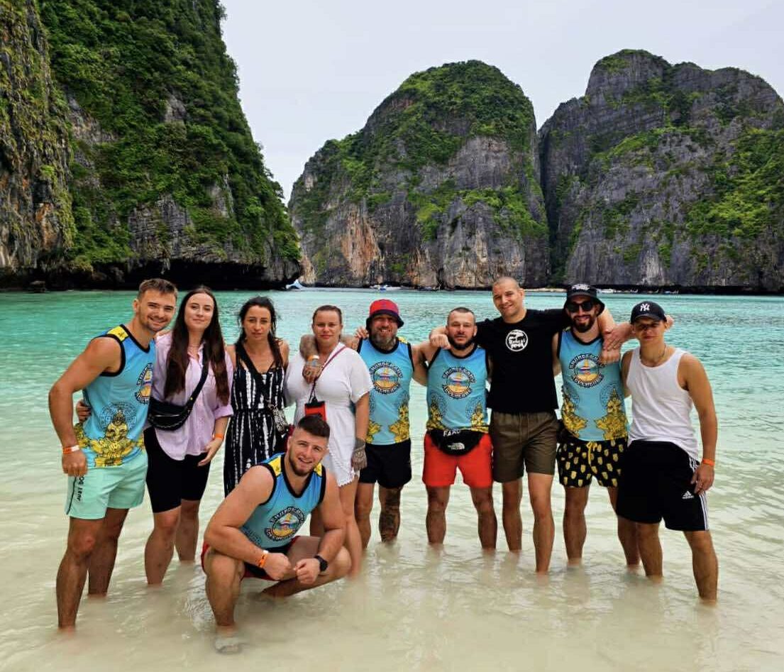 Grupa uczestników obozu sportowego za granicą na plaży Maya Bay w Tajlandii podczas Thundersky Adventure.